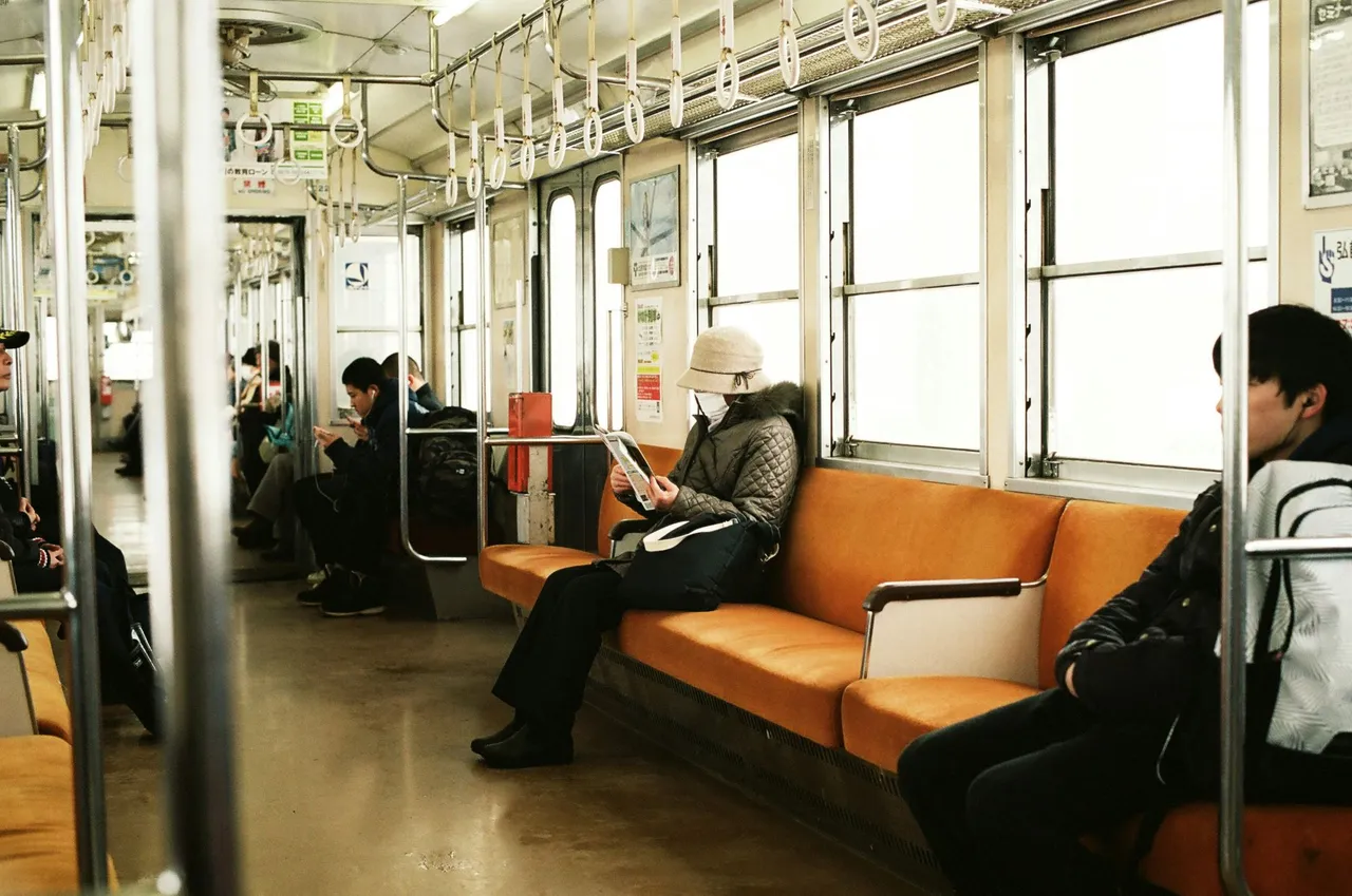 Passageiro lendo durante viagem de trem