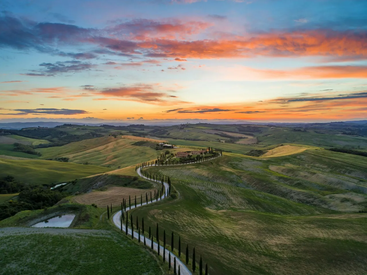 Estrada nas colinas da Toscana